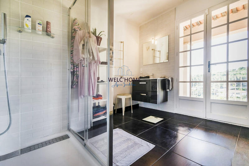 Maison - 242 m² - 10 pièces