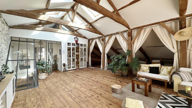 Maison - 312 m² - 9 pièces