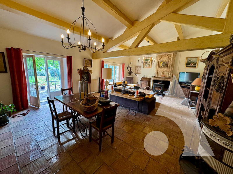 Maison - 640 m² - 18 pièces