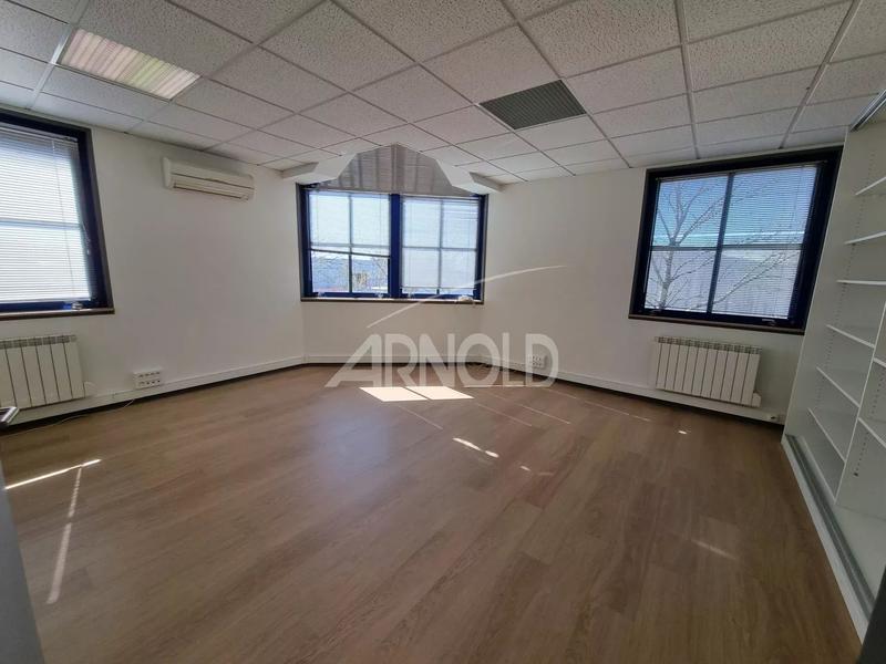 Bureau - 1 240 m² - 90 pièces