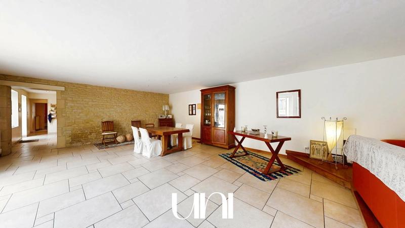 Maison - 250 m² - 6 pièces