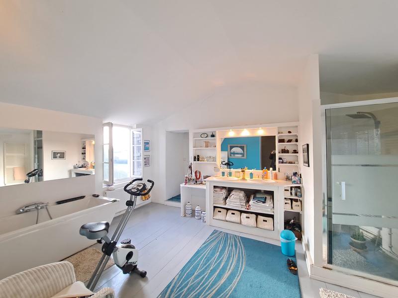 Maison - 245 m² - 9 pièces