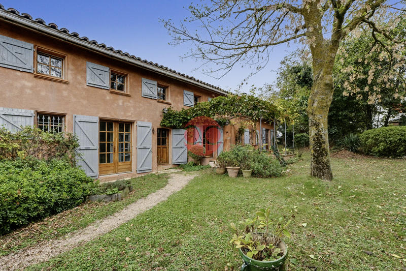 Propriété - 218 m² - 6 pièces