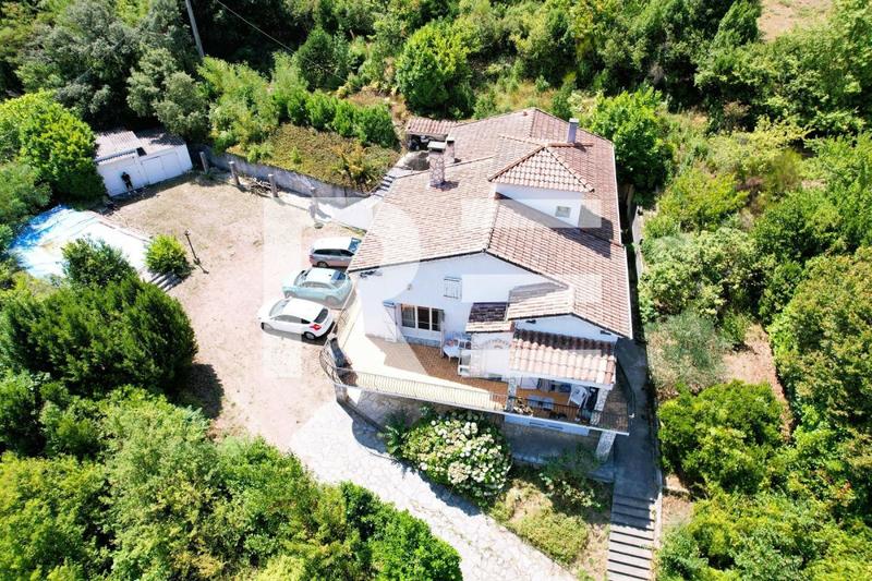 Villa - 208 m² - 9 pièces