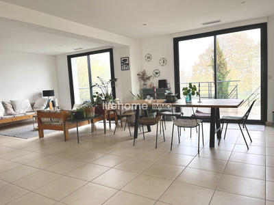 Maison traditionnelle - 200 m² - 8 pièces