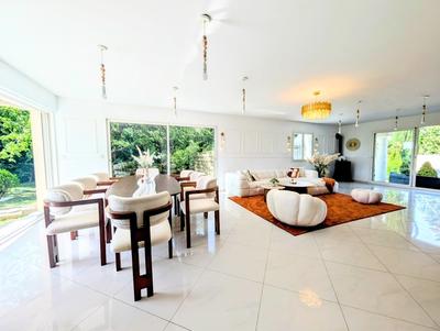 Maison - 355 m² - 8 pièces