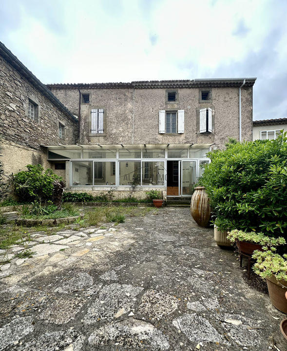 Maison - 220 m² - 8 pièces