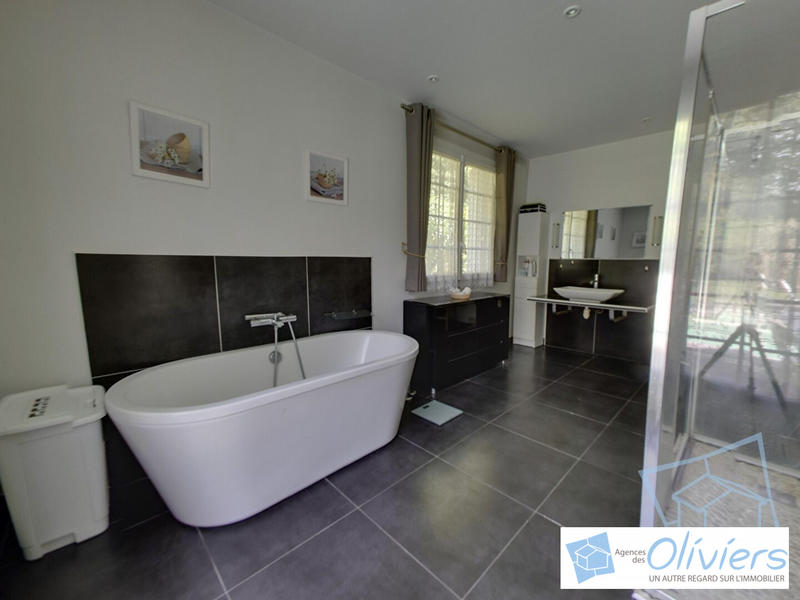 Maison traditionnelle - 270 m² - 9 pièces