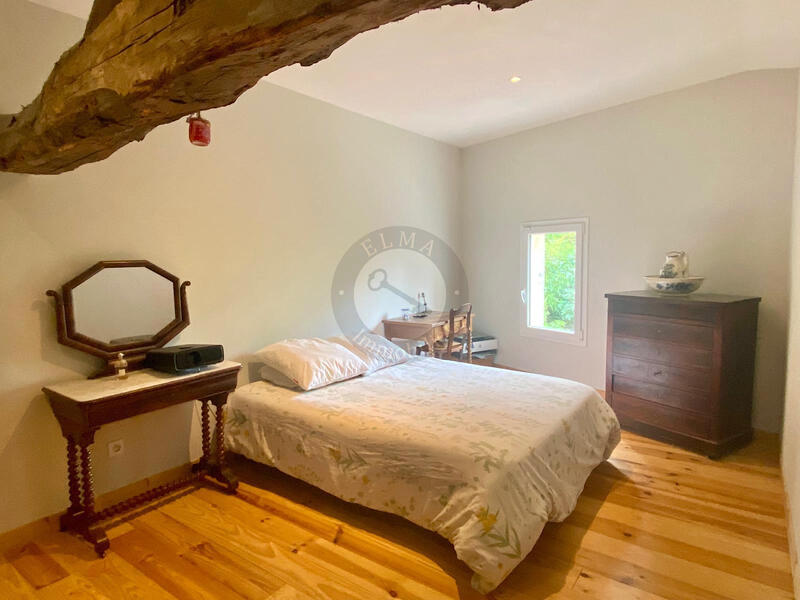 Maison - 220 m² - 6 pièces