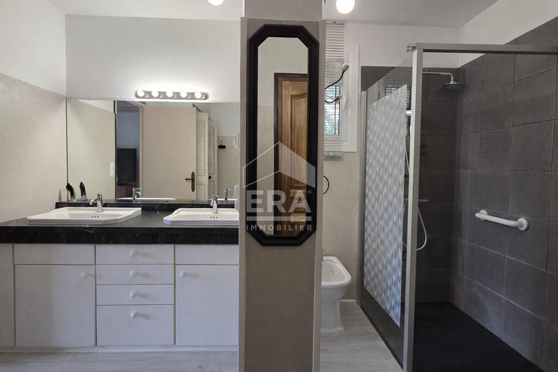 Maison - 301 m² - 12 pièces