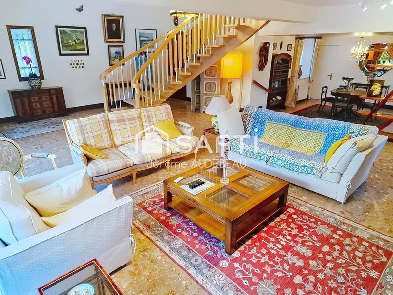 Maison - 209 m² - 6 pièces
