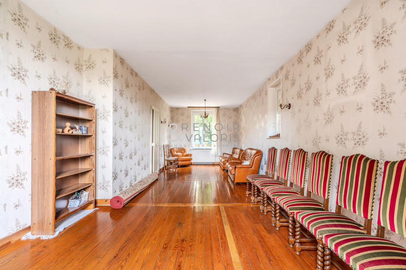 Maison - 239 m² - 8 pièces