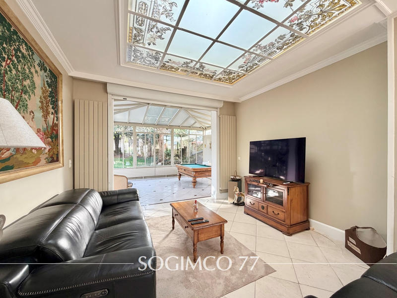 Maison - 201 m² - 9 pièces