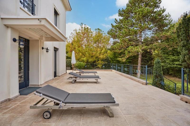 Maison - 400 m² - 10 pièces