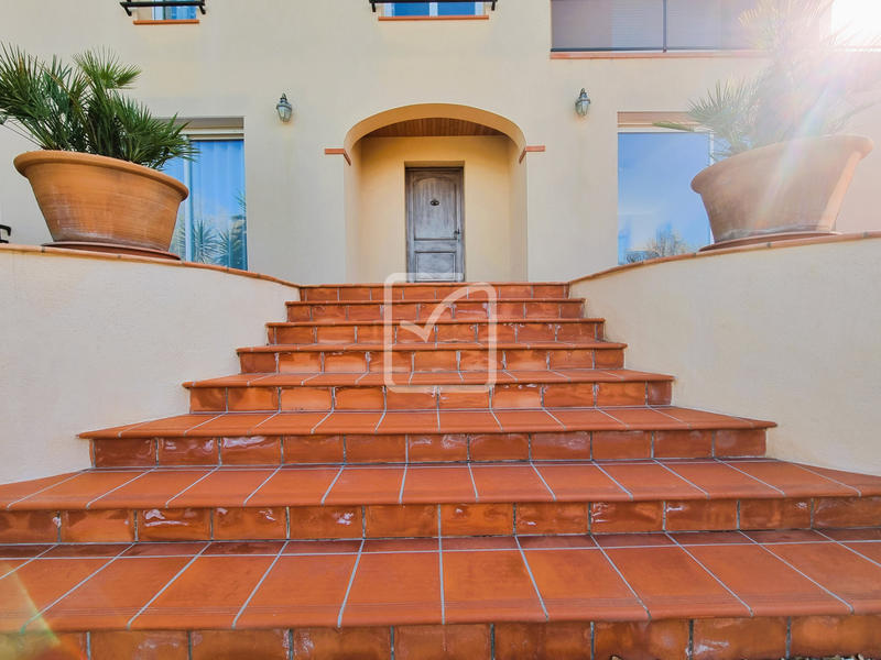 Propriété - 217 m² - 6 pièces