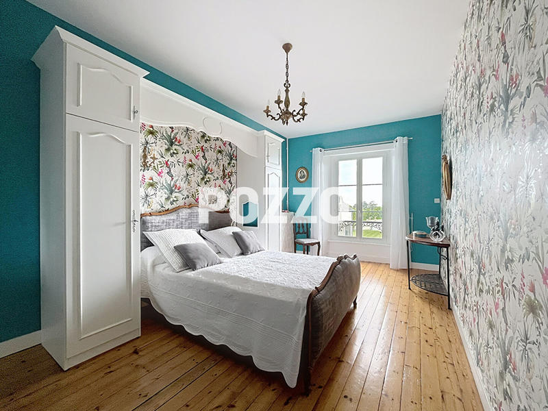 Maison - 300 m² - 15 pièces