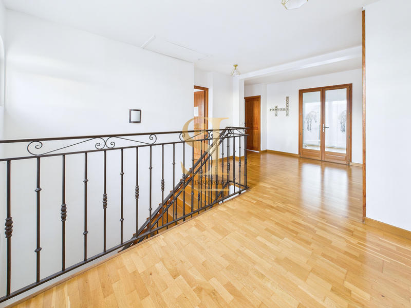 Maison - 211 m² - 9 pièces
