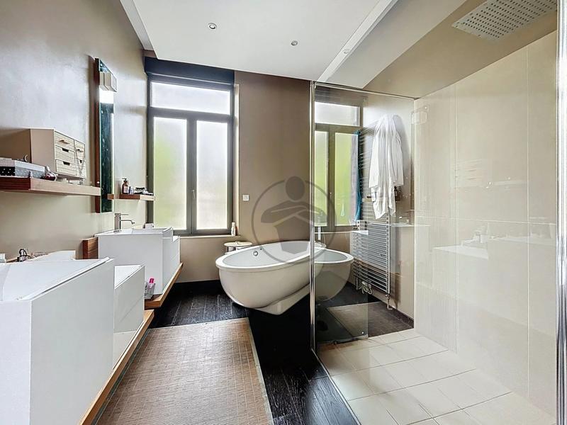 Maison - 328 m² - 8 pièces