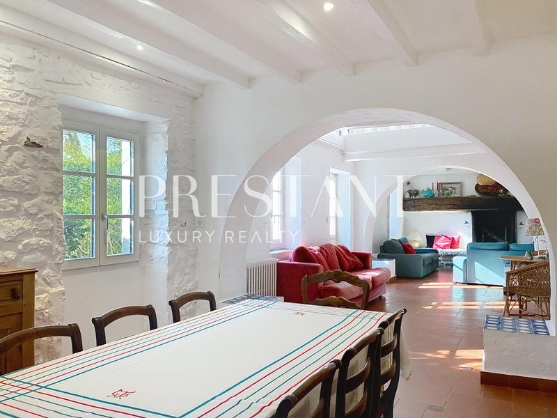 Maison - 415 m² - 10 pièces