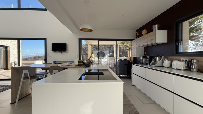 Maison - 237 m² - 8 pièces