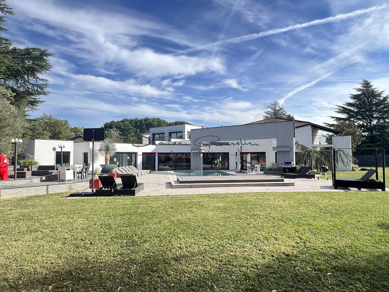 Maison - 350 m² - 8 pièces