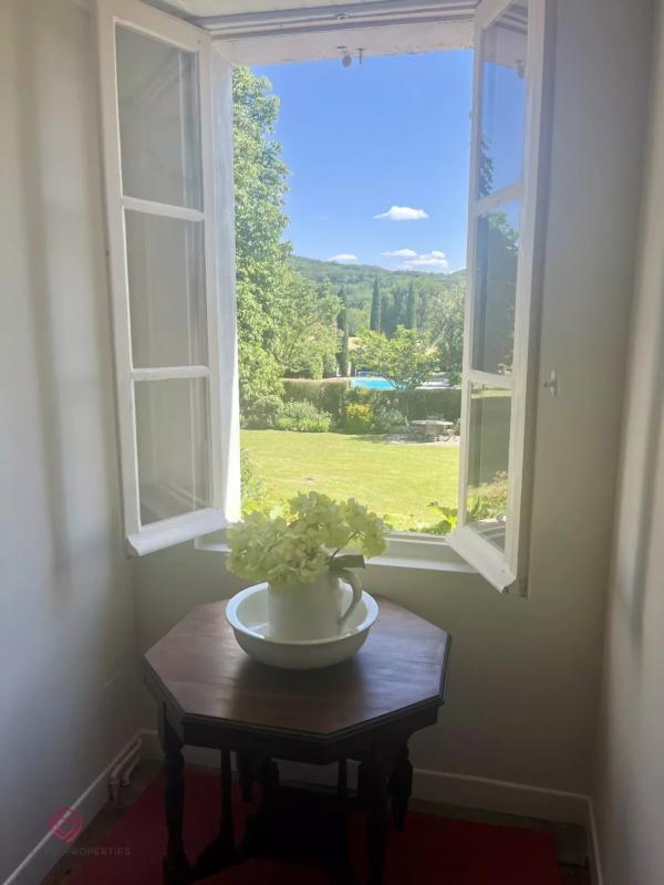 Propriété - 420 m² - 12 pièces