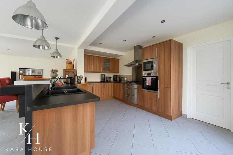 Maison - 222 m² - 8 pièces