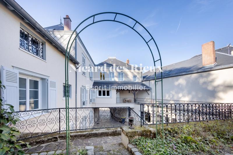 Maison - 278 m² - 12 pièces