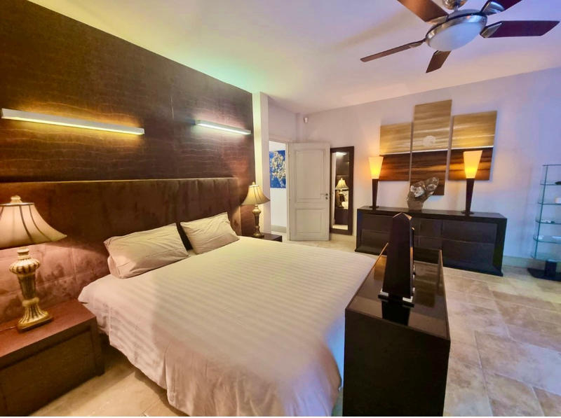 Maison - 1 000 m² - 9 pièces