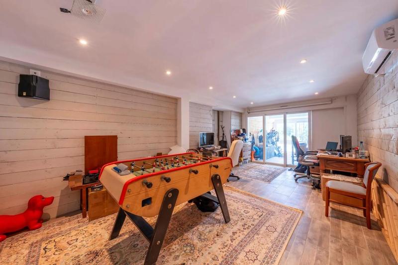 Maison - 239 m² - 12 pièces