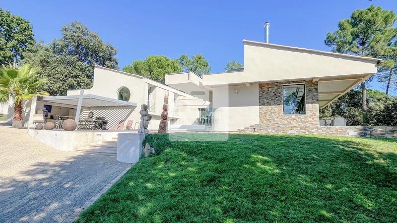 Villa - 258 m² - 8 pièces