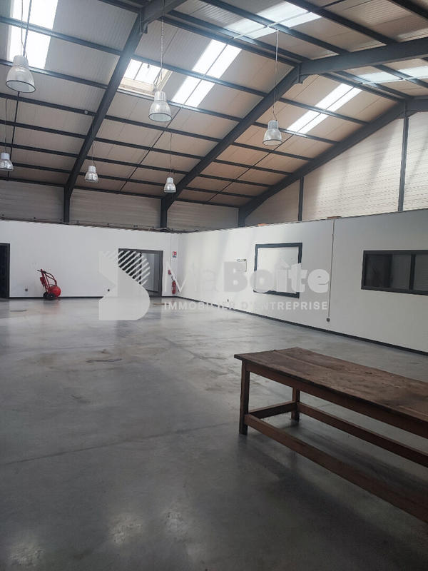 Entrepôt - 850 m²