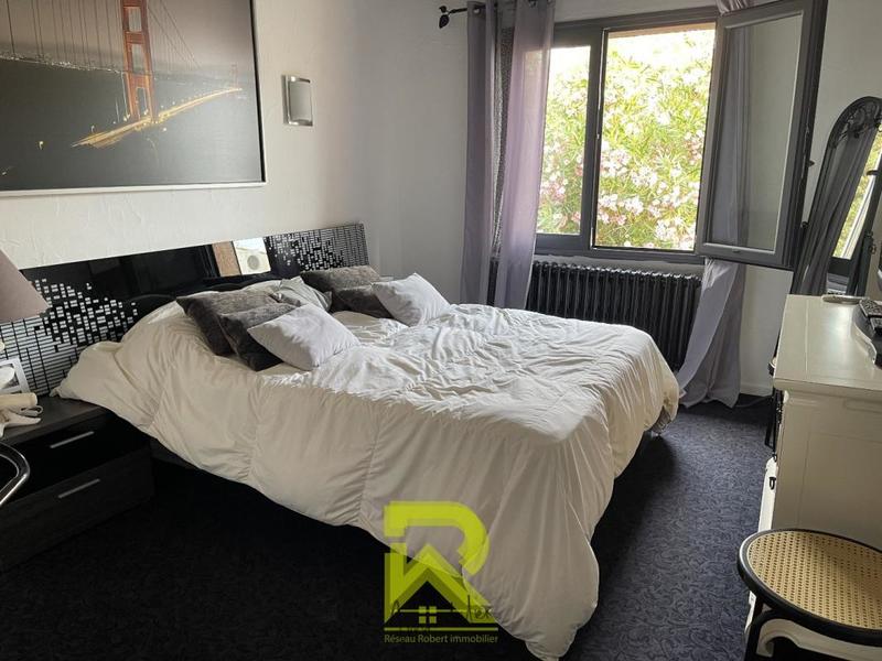 Propriété - 211 m² - 6 pièces