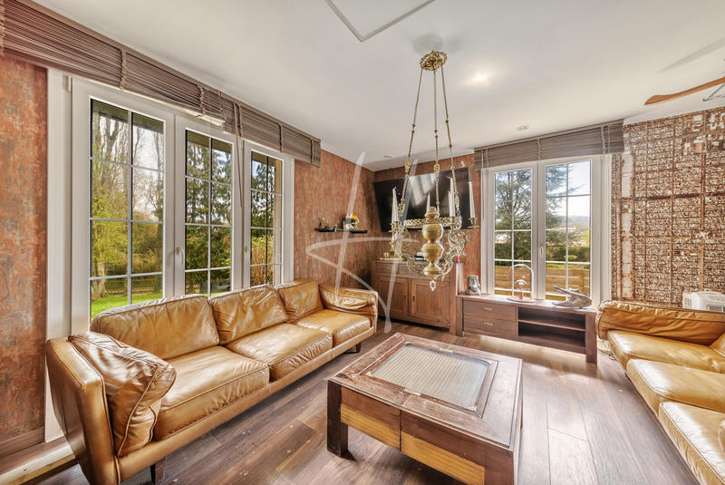 Maison - 277 m² - 9 pièces