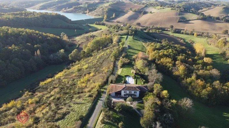 Propriété - 280 m² - 9 pièces