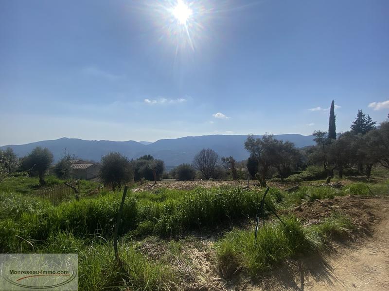 Terrain constructible - 1 880 m²