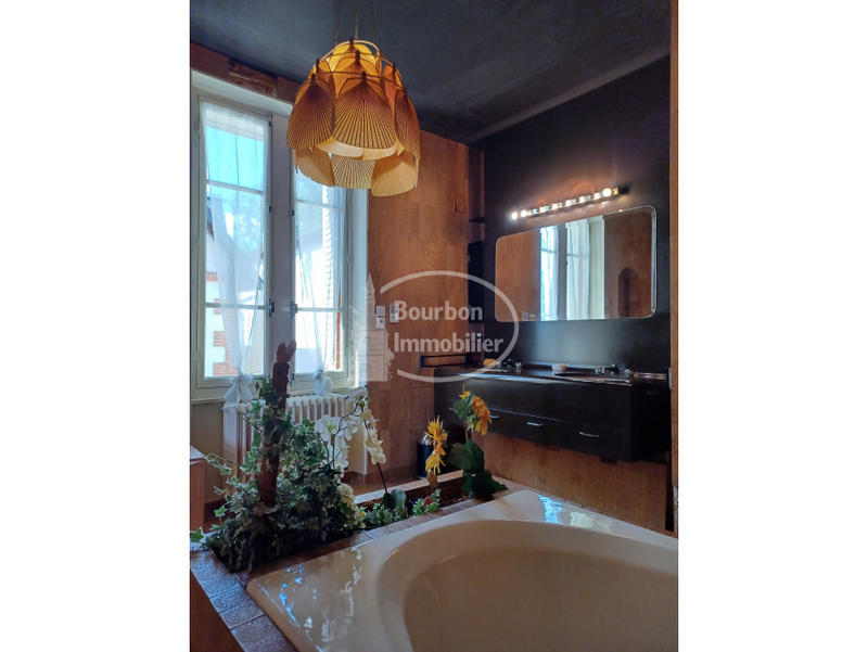 Maison - 303 m² - 12 pièces