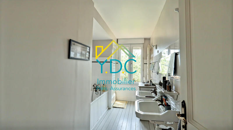 Maison - 305 m² - 10 pièces