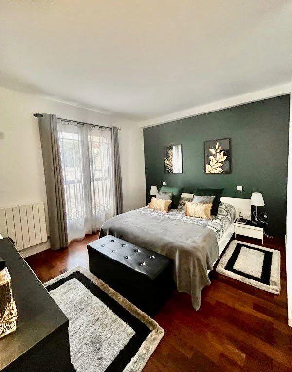 Maison - 246 m² - 9 pièces