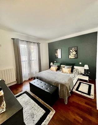 Maison - 246 m² - 9 pièces