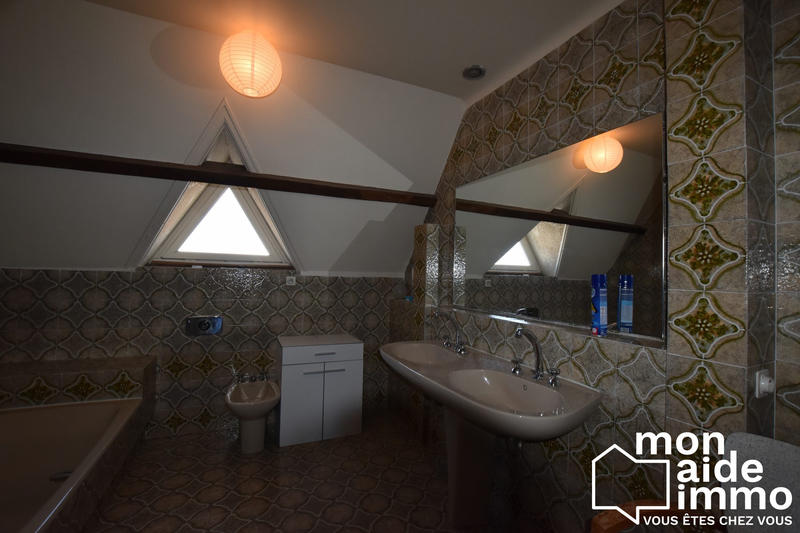 Maison traditionnelle - 240 m² - 9 pièces