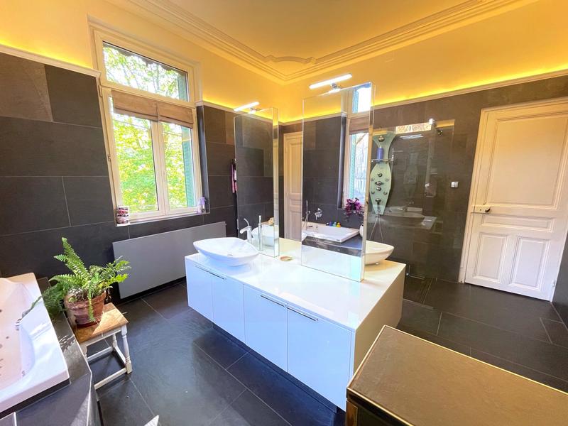 Maison - 250 m² - 7 pièces