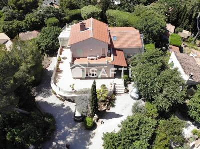 Maison - 233 m² - 9 pièces