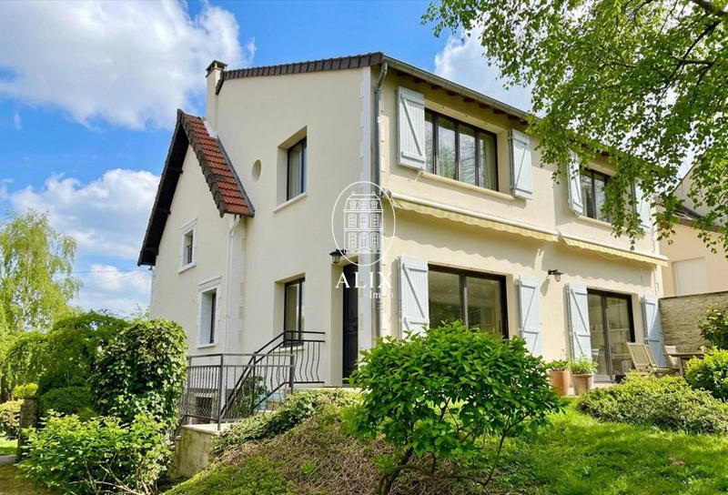 Maison traditionnelle - 249 m² - 10 pièces