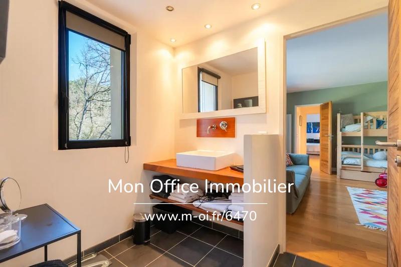 Propriété - 258 m² - 6 pièces