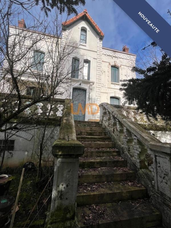 Maison - 274 m² - 9 pièces