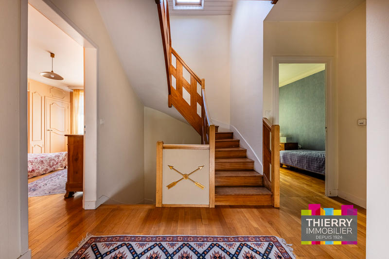 Maison - 238 m² - 8 pièces