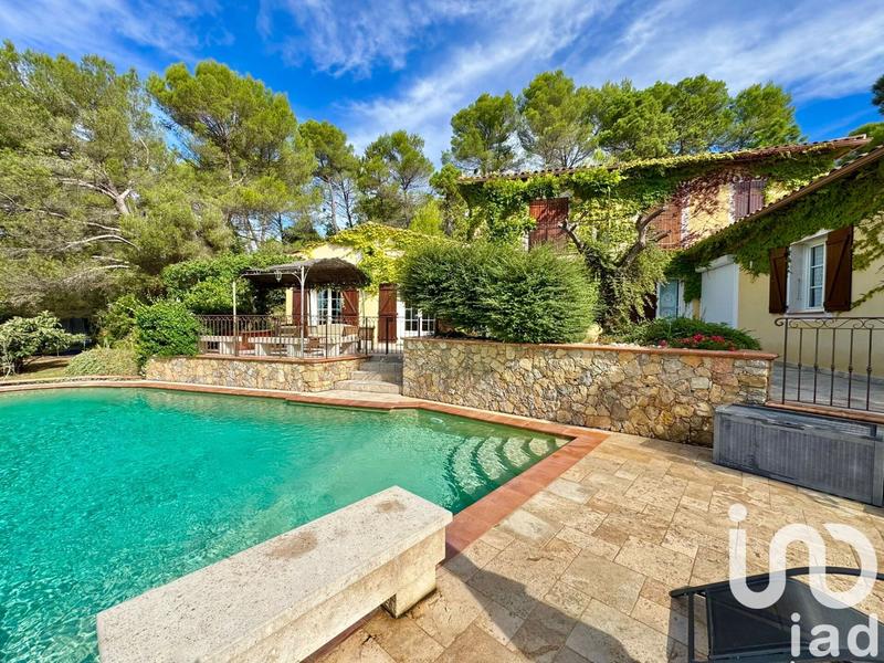 Maison - 250 m² - 6 pièces