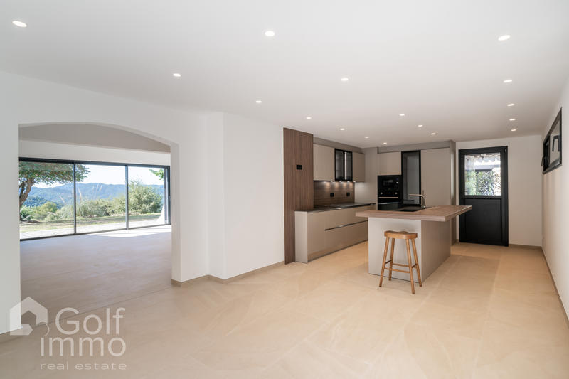 Maison - 300 m² - 8 pièces