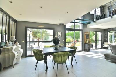 Maison - 210 m² - 7 pièces